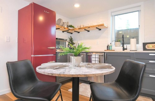 Downtown Vancouver Apartment | Bright and Modern Basement Apartment ✿ DT Neighborhood
