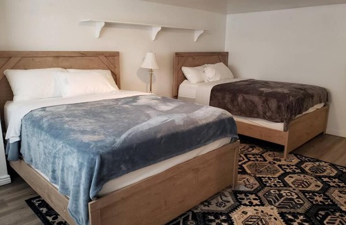 White City Apartment | Bright and spacious 3 bedroom suite near mountains
