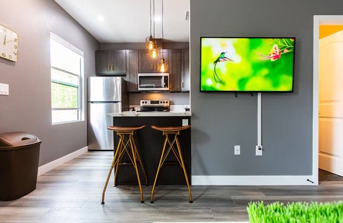 University Heights Apartment | Bright King Suite Near Dining, Shops & Parks