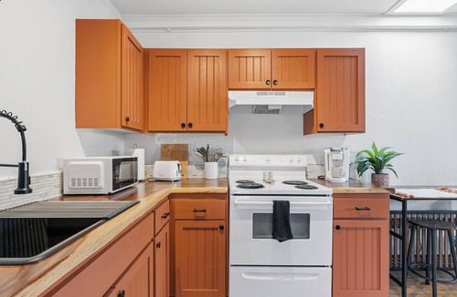 West University Apartment | Bright Private Studio with Great Outdoor Space - Walk to UofA - No Cleaning Fee