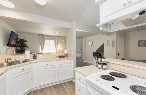 Veterans Park House | Bright & Stylish Floral Getaway Minutes from Downtown!
