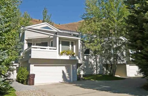 Warm Springs House | Bright Townhome with Mountain Views; Two Blocks to Ski Lift