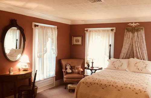 Princess Anne House | British Owned Victorian Home 3 bedrooms 3 private bathrooms kitchen dining room