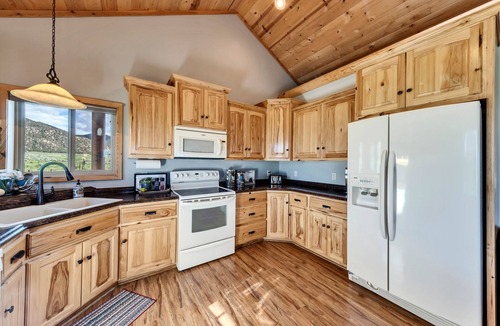 Panguitch Cabin | Bryce Canyon Retreat | National Parks | Views