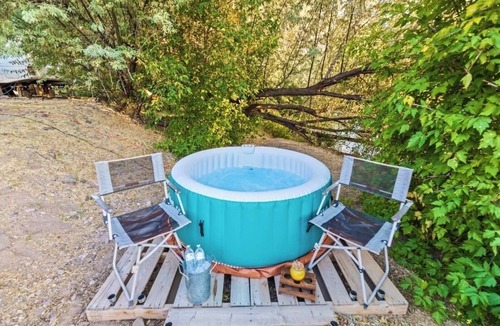 Sevier Cabin | Bryce, Zion Canyon Themed Cabin, Complimentary Breakfast, Hot Tubs, Dogs Welcome