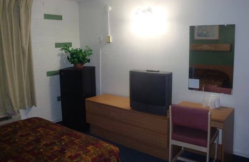Lake Havasu City Hotel | Budget-Friendly Room w/Free Parking + Quiet Stay Near London Bridge - 2mi