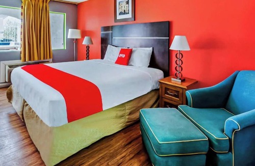 Ridgecrest Hotel | Budget Friendly King Bed Room 2.5 Miles Away From China Lake Naval Base