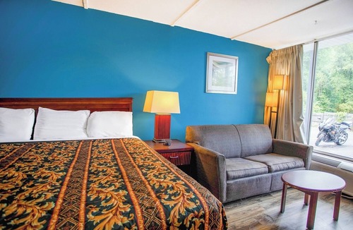 Kernersville Hotel | Budget Friendly Room Near Historic Korner’s Folly | Free Parking