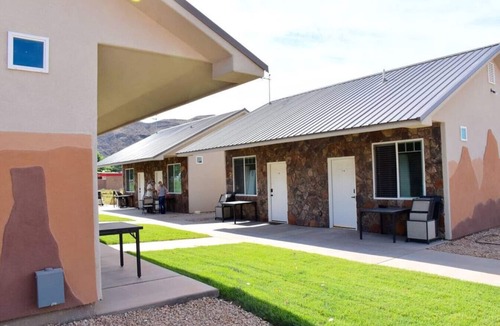 La Verkin Cabin | Bunkhouse 7B Near Grove Of Trees