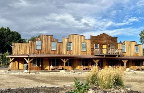 Almo Cabin | Cabin 9 at the Almo Inn near City of Rocks and Castle Rocks Parks, Almo Idaho