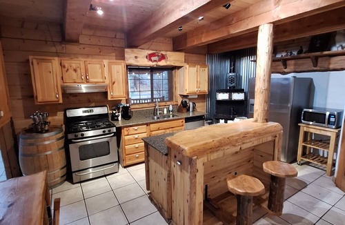 Kachina Village Cabin | Cabin Among the Pines w/game garage+Tesla charger!