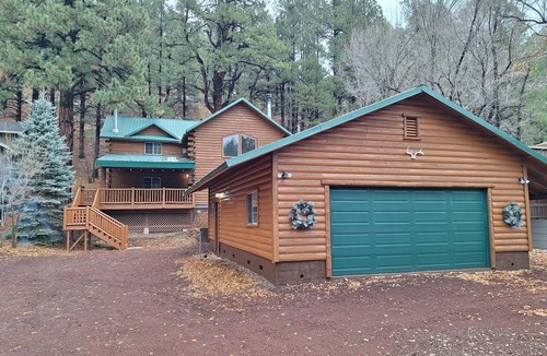 Kachina Village Cabin | Cabin Among the Pines w/game garage+Tesla charger!