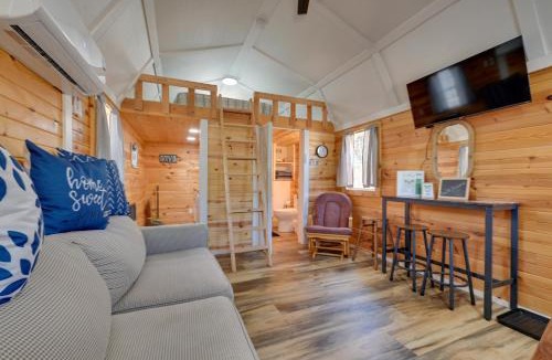 Austinville Apartment | Cabin on River’s Edge Trail in Steamboat Rock!