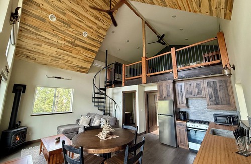 Clinton Cabin | Cabin Retreat: Mountain Views, Starlink Wi-Fi, Stargazing, Hiking, Adventures!
