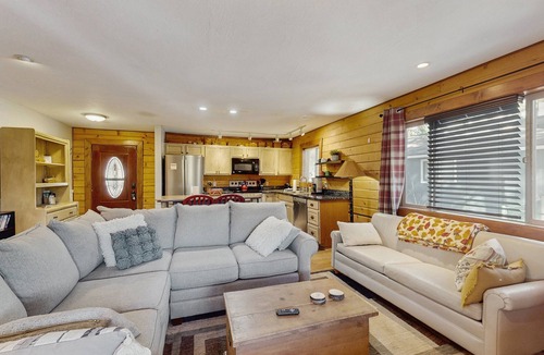 Kachina Village Cabin | Cabin with grill, outdoor dining, & fireplace - drive minutes to hiking