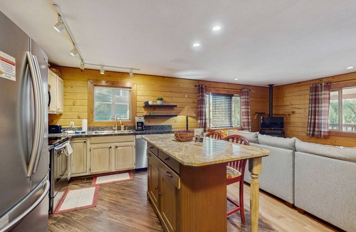 Kachina Village Cabin | Cabin with grill, outdoor dining, & fireplace - drive minutes to hiking
