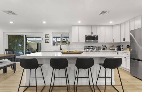Papago Parkway House | Cactus Cooler Resort > Heated Pool > Jacuzzi > Chef Kitchen > 1.5m to Downtown!