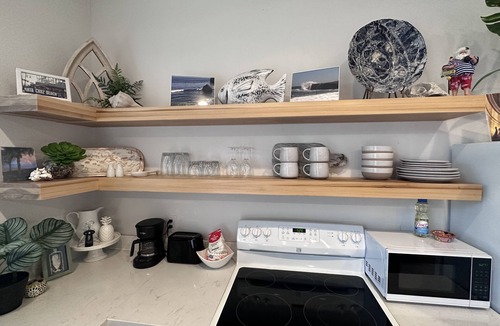 Tracy Cottage | California themed 1 bedroom 1 bath, fully furnished cottage with private entry.