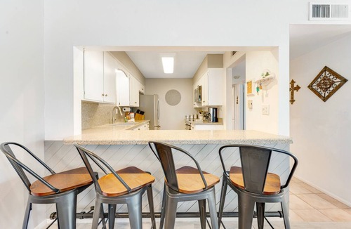 Carefree Condo | Calming condo with pool, fireplace, fast WiFi & W/D - golf nearby