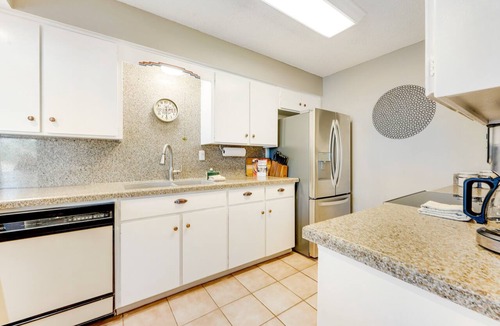 Carefree Condo | Calming condo with pool, fireplace, fast WiFi & W/D - golf nearby