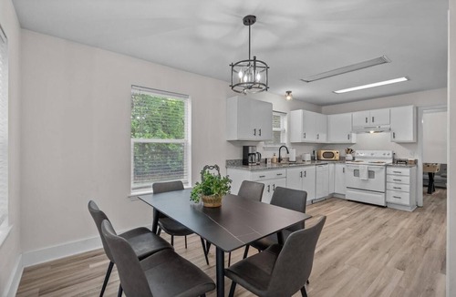 Wilmington House | Camelot Cottage - We love Dogs - Beach Mins. Away