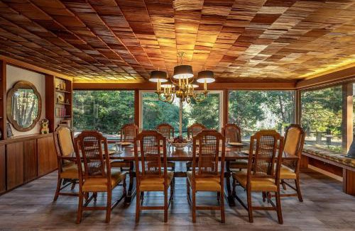 Springville House | Camp Nelson Chalet | Game Room | Spacious |Hot Tub