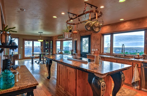 Buhl House | Canyonside Retreat - Park-like setting, Panoramic Views with Hot tub & Firepit!