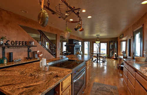Buhl House | Canyonside Retreat - Park-like setting, Panoramic Views with Hot tub & Firepit!