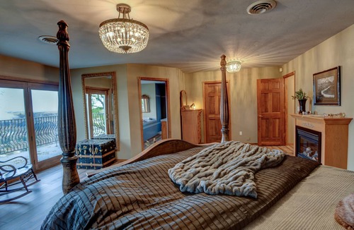 Buhl House | Canyonside Retreat - Park-like setting, Panoramic Views with Hot tub & Firepit!