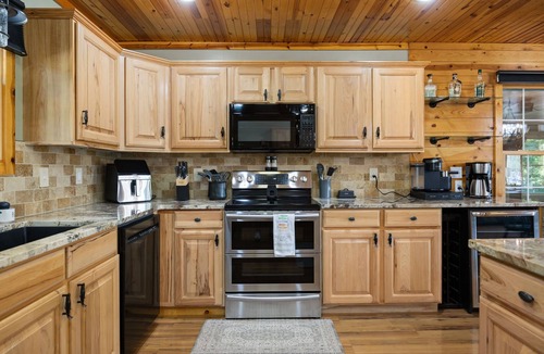 Clarkson Cabin | Captain's Lodge+ Nolin Lake + Mammoth Cave+ Arcade + Hot Tub, Table Tennis + Foosball+ Pizza Oven