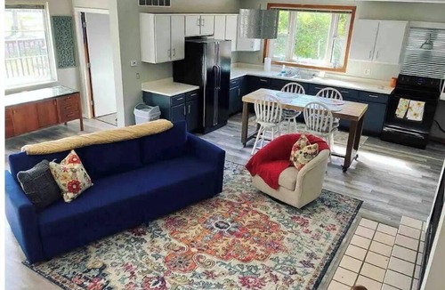 Hamilton House | Carriage House on New London
