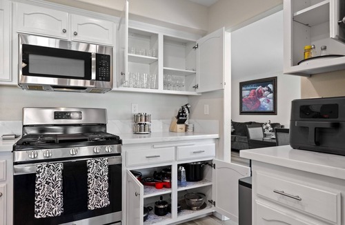 Pumpkin Center House | Casa Bella Gardens- Spacious 5-bedroom house in welcoming Bakersfield with Pool