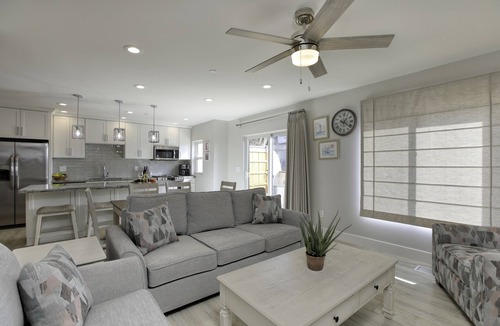 Callender House | Casa Blanca Big 7Bdrm Home Steps to Beach, Golf & Wine