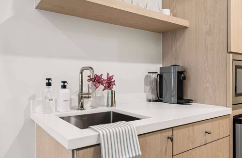 Oak Park Apartment | Casa Iglesia Studio 305