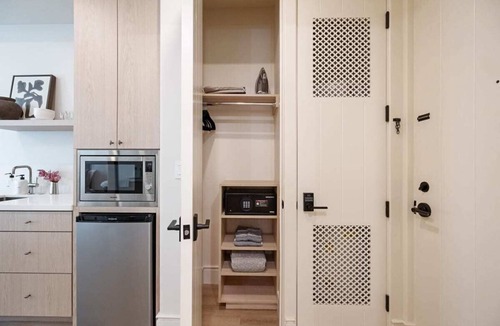 Oak Park Apartment | Casa Iglesia Studio 207