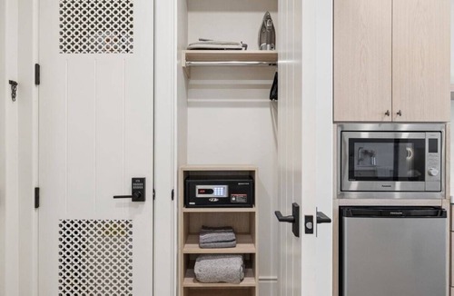 Oak Park Apartment | Casa Iglesia Studio 209