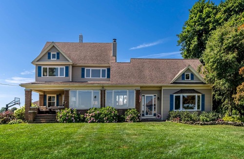Huron House | Casa Mañana Lakefront 6 bedroom Upscale farmhouse.