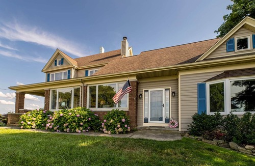 Huron House | Casa Mañana Lakefront 6 bedroom Upscale farmhouse.