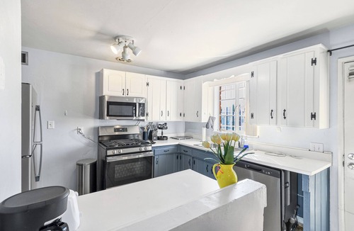 Campus Farm House | Casa Montaña - Central Tucson 3BR Accessible & Solar-Powered