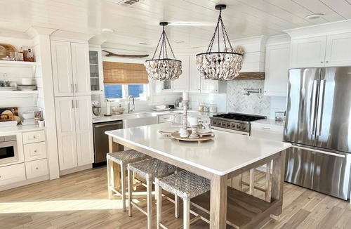 Newport House | Cedar & Salt Cottage -Waterfront, Dock Views, Sleeps 6 -Mins to Beach Newport 🤎