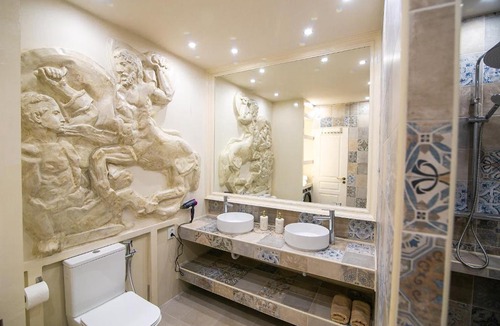 Piraeus Apartment | CENTAURIA Greek Luxury Suite 5' Port Gate 7-8 & Cruises Gate 11-12