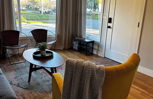Hough Apartment | Central 2bed/2bath apartment in Vancouver DT with AC - pet friendly