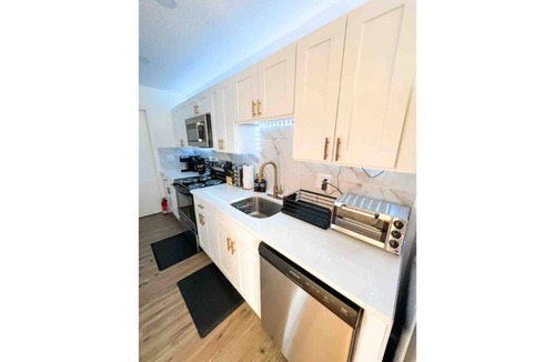 Wallingford Apartment | Central & Chic Apt Sleeps 7 (2 kings, 2 full beds) no cleaning fee