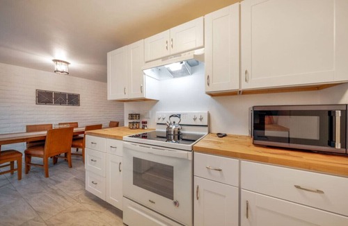 Julia Keen House | Central/Clean/3 BR 2 BA/Remodeled/Fenced