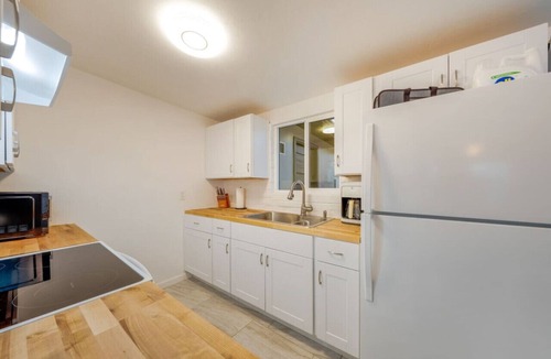 Julia Keen House | Central/Clean/3 BR 2 BA/Remodeled/Fenced