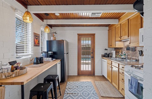 St. Francis Cabrini House | Central Tucson Oasis ~ Heated Pool ~ 10 min to UofA and Gem Show