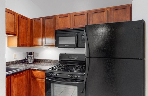 Campus Farm Apartment | Centrally Located Studio W/ Putting Green, Shared Pool, Fitness Gym & Free WiFi!