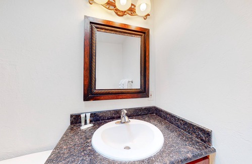 Campus Farm Apartment | Centrally Located Studio W/ Putting Green, Shared Pool, Fitness Gym & Free WiFi