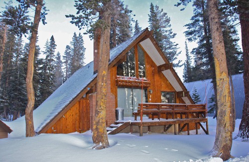 Mammoth Lakes Ski Chalet | Chalet #17, Charming Ski in/Ski Out Steps to the