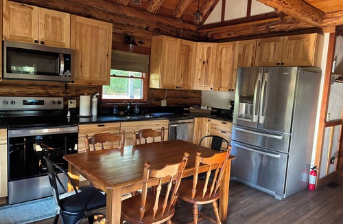 Waynesville Cabin | Chalet-Style Log Home – Waynesville, Ohio
